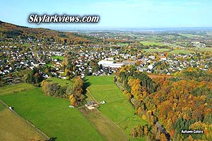 Kleinstadt im Herbstwald